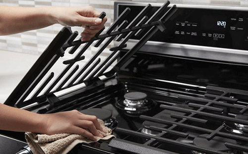 Nettoyer la cuisinière : grilles, brûleurs, vitrocéramique