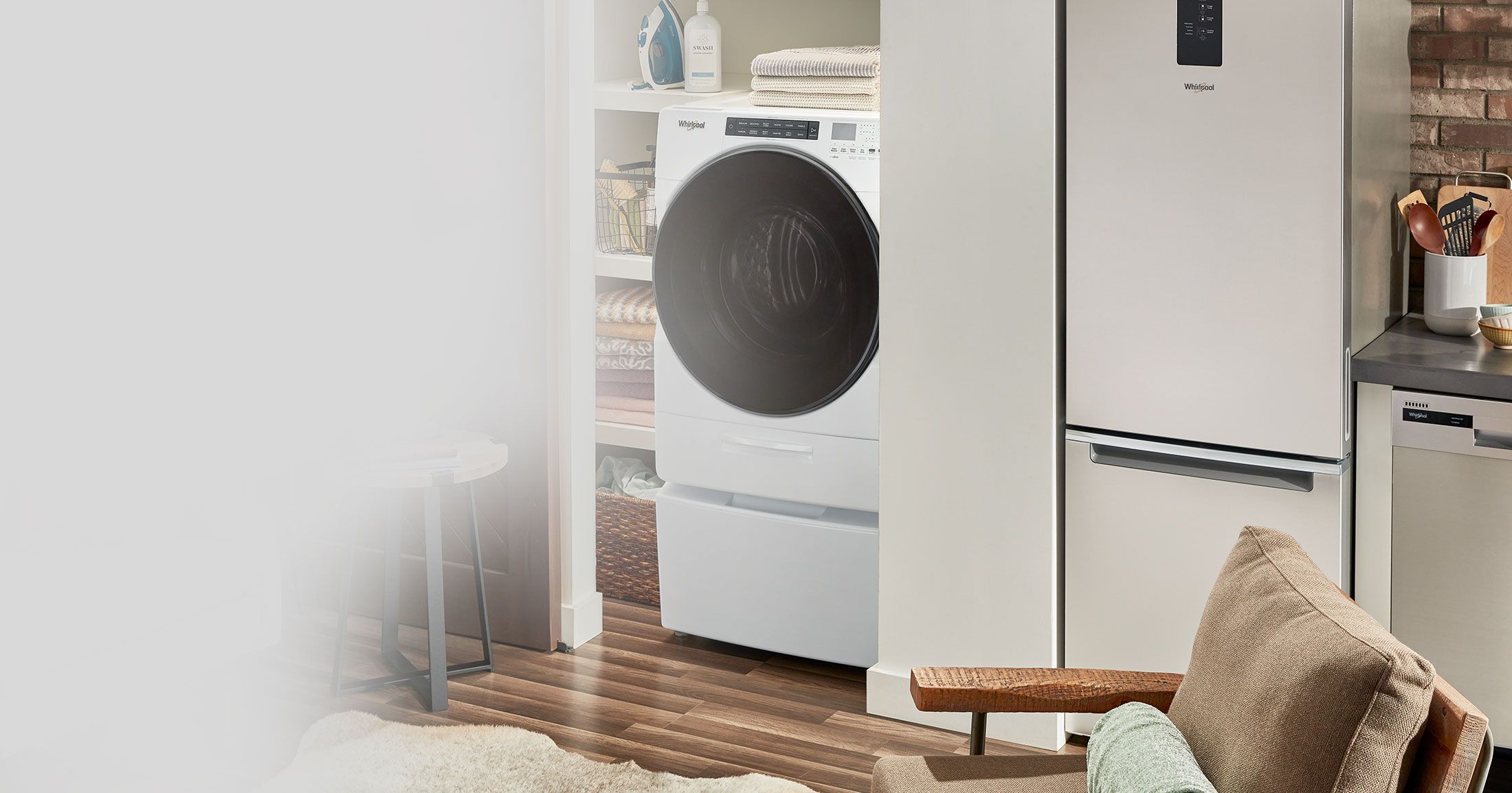 À côté d'une cuisine se trouve une salle de lavage avec une sécheuse à chargement frontal Whirlpool
